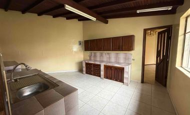 🏡 OPORTUNIDAD ÚNICA EN IBARRA, vendo casa de planta baja con jardín y un departamento