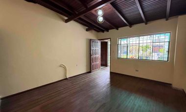 🏡 OPORTUNIDAD ÚNICA EN IBARRA, vendo casa de planta baja con jardín y un departamento