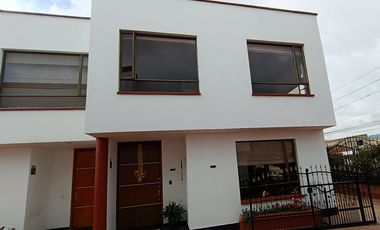 CASA EN CONJUNTO CERRADO DE DOS NIVELES