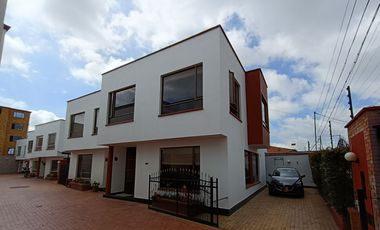 CASA EN CONJUNTO CERRADO DE DOS NIVELES