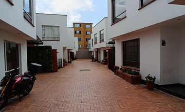 CASA EN CONJUNTO CERRADO DE DOS NIVELES