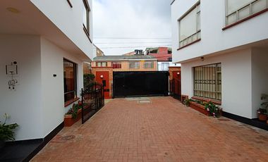 CASA EN CONJUNTO CERRADO DE DOS NIVELES