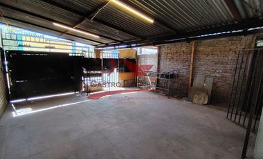 Casa Esquina de Un Piso con Local Comercial, 3 Dormitorios, 1 Baño, Villa Independencia Oriente, Comuna de Conchali.