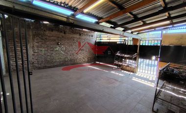 Casa Esquina de Un Piso con Local Comercial, 3 Dormitorios, 1 Baño, Villa Independencia Oriente, Comuna de Conchali.