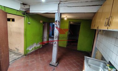 Casa Esquina de Un Piso con Local Comercial, 3 Dormitorios, 1 Baño, Villa Independencia Oriente, Comuna de Conchali.