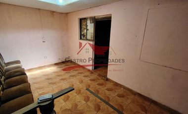 Casa Esquina de Un Piso con Local Comercial, 3 Dormitorios, 1 Baño, Villa Independencia Oriente, Comuna de Conchali.