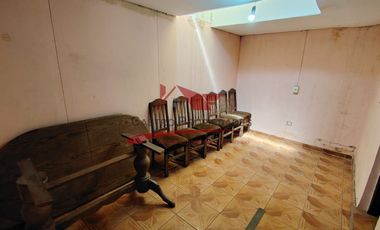 Casa Esquina de Un Piso con Local Comercial, 3 Dormitorios, 1 Baño, Villa Independencia Oriente, Comuna de Conchali.