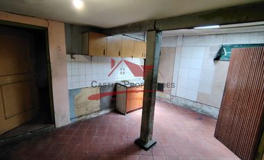 Casa Esquina de Un Piso con Local Comercial, 3 Dormitorios, 1 Baño, Villa Independencia Oriente, Comuna de Conchali.
