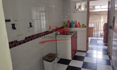Casa Dos Pisos Ampliada con 3 Dormitorios, 1 Baño, Calle Topocalma, comuna de Renca