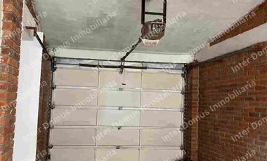 Casa en renta a 5 min del Puente de Metepec con cochera techada y eléctrica.