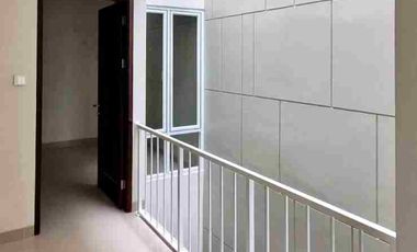 RUMAH BARU MINIMALIS MODERN 3 LANTAI DENGAN BATA MERAH DI MANGGA DURI KEPA JAKARTA