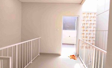 RUMAH BARU MINIMALIS MODERN 3 LANTAI DENGAN BATA MERAH DI MANGGA DURI KEPA JAKARTA
