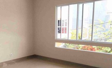 RUMAH BARU MINIMALIS MODERN 3 LANTAI DENGAN BATA MERAH DI MANGGA DURI KEPA JAKARTA