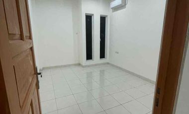 DISEWAKAN RUMAH 4 LANTAI SEMI FURNISHED DI DUTA MAS