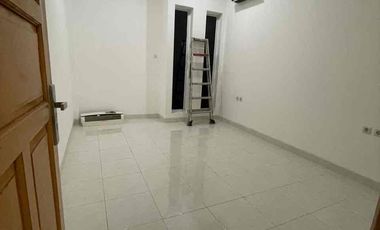 DISEWAKAN RUMAH 4 LANTAI SEMI FURNISHED DI DUTA MAS
