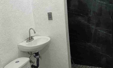 Mini loft con baño privado, area de cocina y estacionamiento.