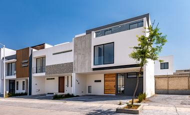 Casa de 5 recamaras Solares Altanza Zona Real
