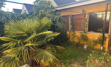 VEN 695  Se vende casa de dos pisos a pocas cuadras de la comisaría de carabineros, a dos cuadras de la locomoción, en un amplio terreno