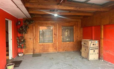 VEN 695  Se vende casa de dos pisos a pocas cuadras de la comisaría de carabineros, a dos cuadras de la locomoción, en un amplio terreno