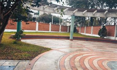 VENDO LINDO DEPARTAMENTO REMODELADO TIPO CASITA EN PISO 1 - SALIDA A PARQUE CONDOMINIO - 3 DOR. - COCHERAS - EXCLUSIVA UBICACIÓN - SANTA TERESA -SURCO