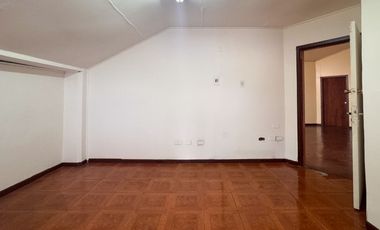 Oficinas en arriendo de distintos tamaños en Galería O’Higgins, acceso por Benavente 531, Puerto Montt