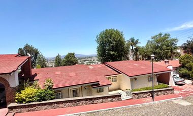 Casa en Venta frente al ingreso del Hotel El Tapatío en Tlaquepaque, Jalisco, México.