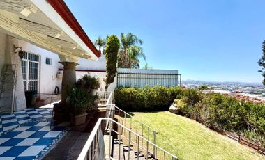 Casa en Venta frente al ingreso del Hotel El Tapatío en Tlaquepaque, Jalisco, México.