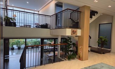 Dijual Villa Mewah Dengan Kolam Renang di Dago Bandung