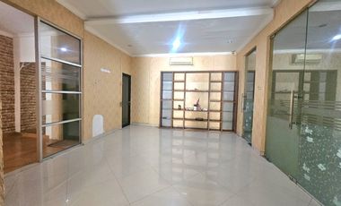 DISEWAKAN RUMAH BISA UTK USAHA DI PINGGIR JALAN BOULEVAR HIJAU HARAPAN INDAH BEKASI