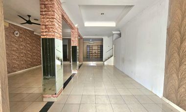 DISEWAKAN RUMAH BISA UTK USAHA DI PINGGIR JALAN BOULEVAR HIJAU HARAPAN INDAH BEKASI