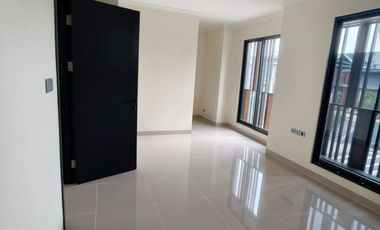 Disewakan Ruko STROZZI Full Attic 3 Lantai Premium | LT 8x12 LB 161 | Bonus 5 AC | 110 Juta