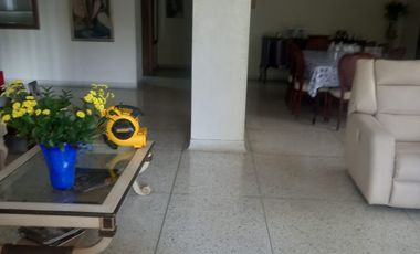 VENDO HERMOSO APARTAMENTO  EN SECTOR DE ALTO PRADO CON ÁREA DE 270mts, SEGUNDO PISO CON ASCENSOR