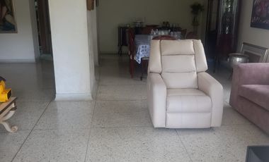 VENDO HERMOSO APARTAMENTO  EN SECTOR DE ALTO PRADO CON ÁREA DE 270mts, SEGUNDO PISO CON ASCENSOR