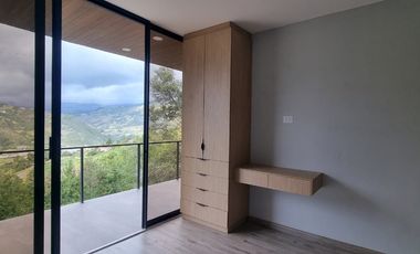 Vendo hermosa propiedad vacacional via Guachapala,    a 7 minutos de Paute