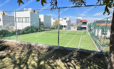CASA TRES RECÁMARAS CON AMPLIOS ESPACIOS EN EXCELENTE UBICACIÓN EN EL CONDOMINIO