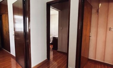 AMPLIA CASA EN VENTA. UNA OPORT DE INVERSIÓN: DOS CASAS EN UNA.