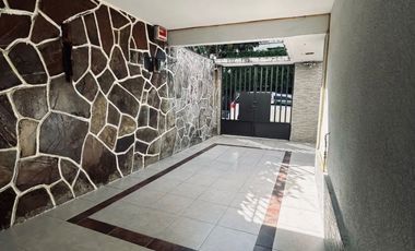 AMPLIA CASA EN VENTA. UNA OPORT DE INVERSIÓN: DOS CASAS EN UNA.