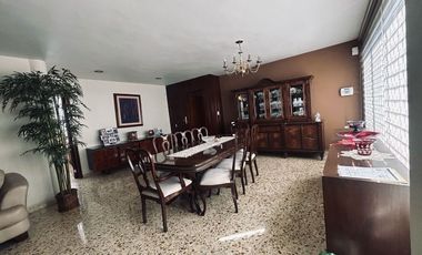 AMPLIA CASA EN VENTA. UNA OPORT DE INVERSIÓN: DOS CASAS EN UNA.