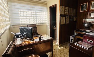 AMPLIA CASA EN VENTA. UNA OPORT DE INVERSIÓN: DOS CASAS EN UNA.
