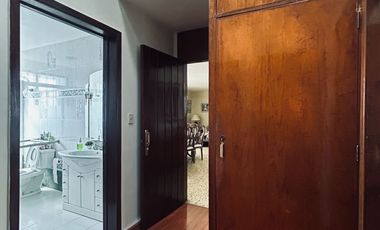 AMPLIA CASA EN VENTA. UNA OPORT DE INVERSIÓN: DOS CASAS EN UNA.