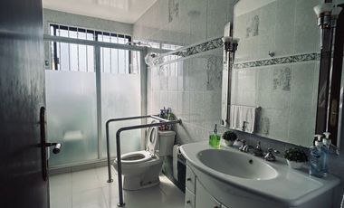 AMPLIA CASA EN VENTA. UNA OPORT DE INVERSIÓN: DOS CASAS EN UNA.