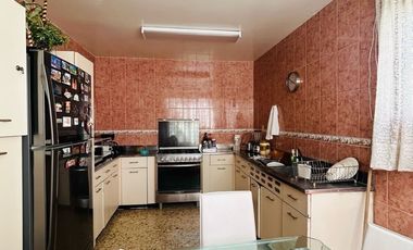 AMPLIA CASA EN VENTA. UNA OPORT DE INVERSIÓN: DOS CASAS EN UNA.