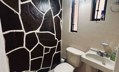 AMPLIA CASA EN VENTA. UNA OPORT DE INVERSIÓN: DOS CASAS EN UNA.