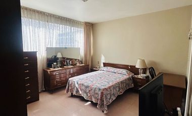 AMPLIA CASA EN VENTA. UNA OPORT DE INVERSIÓN: DOS CASAS EN UNA.