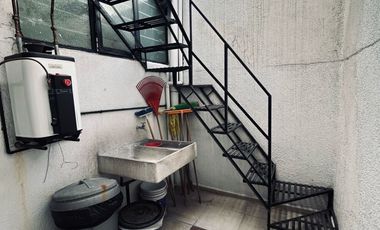 AMPLIA CASA EN VENTA. UNA OPORT DE INVERSIÓN: DOS CASAS EN UNA.