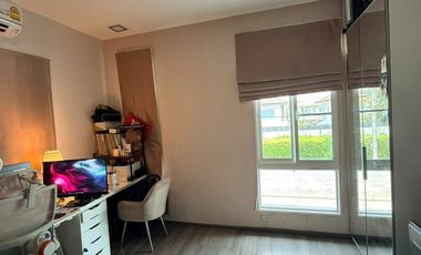 Single house for sale, Matana Onnut-Wongwaen 5, plot near the park, only 4 km to Mega Bangna.