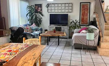 Renta de casa en fraccionamiento cerrado con 3 recámaras y  jardín