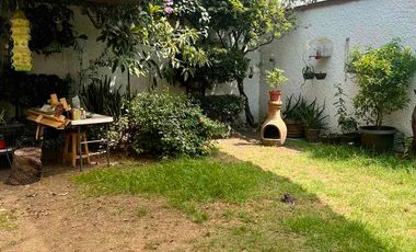 Renta de casa en fraccionamiento cerrado con 3 recámaras y  jardín