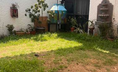 Renta de casa en fraccionamiento cerrado con 3 recámaras y  jardín