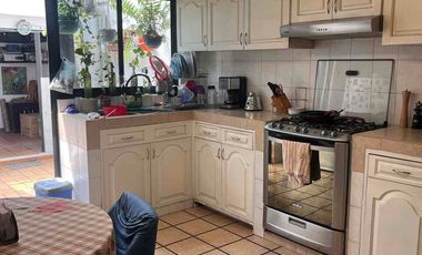 Renta de casa en fraccionamiento cerrado con 3 recámaras y  jardín